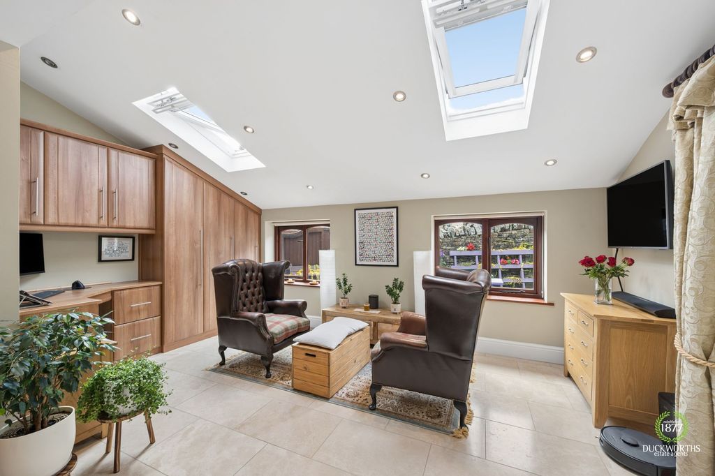 Property photo 2 of 31