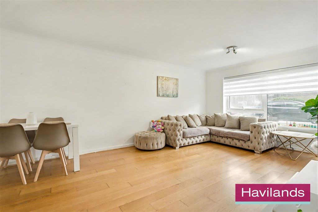 Property photo 3 of 12 Freshfield Drive-12.Jpg