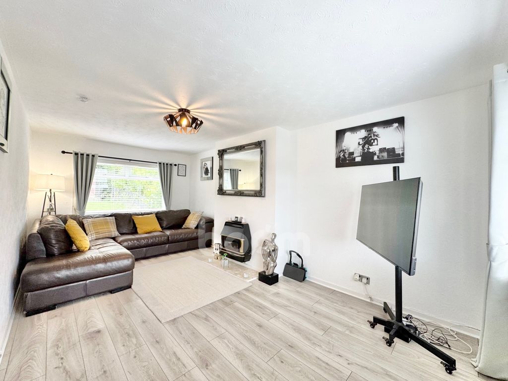 Property photo 2 of 20 Oakwood Drive, Beith Lounge