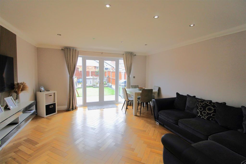 Property photo 2 of 10 Lounge/Dining Room