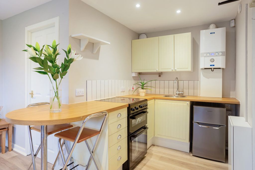 Property photo 3 of 7 Kitchen Space