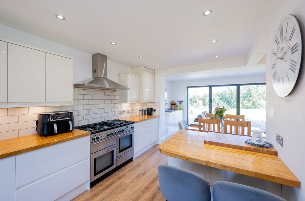 Property photo 2 of 31