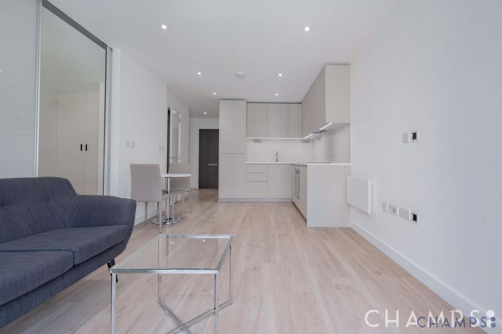 Property photo 1 of 8 Manhattan Studio