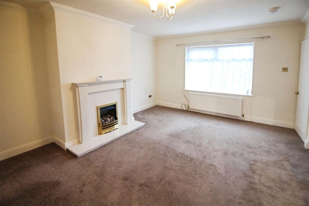 Property photo 2 of 15 Lounge