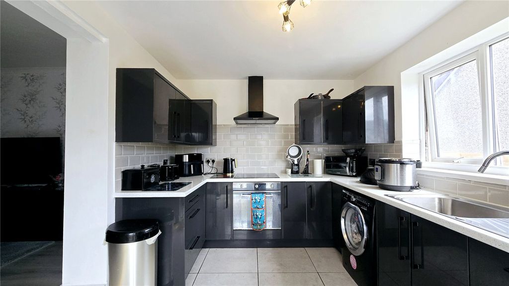 Property photo 2 of 17 Picture No. 16