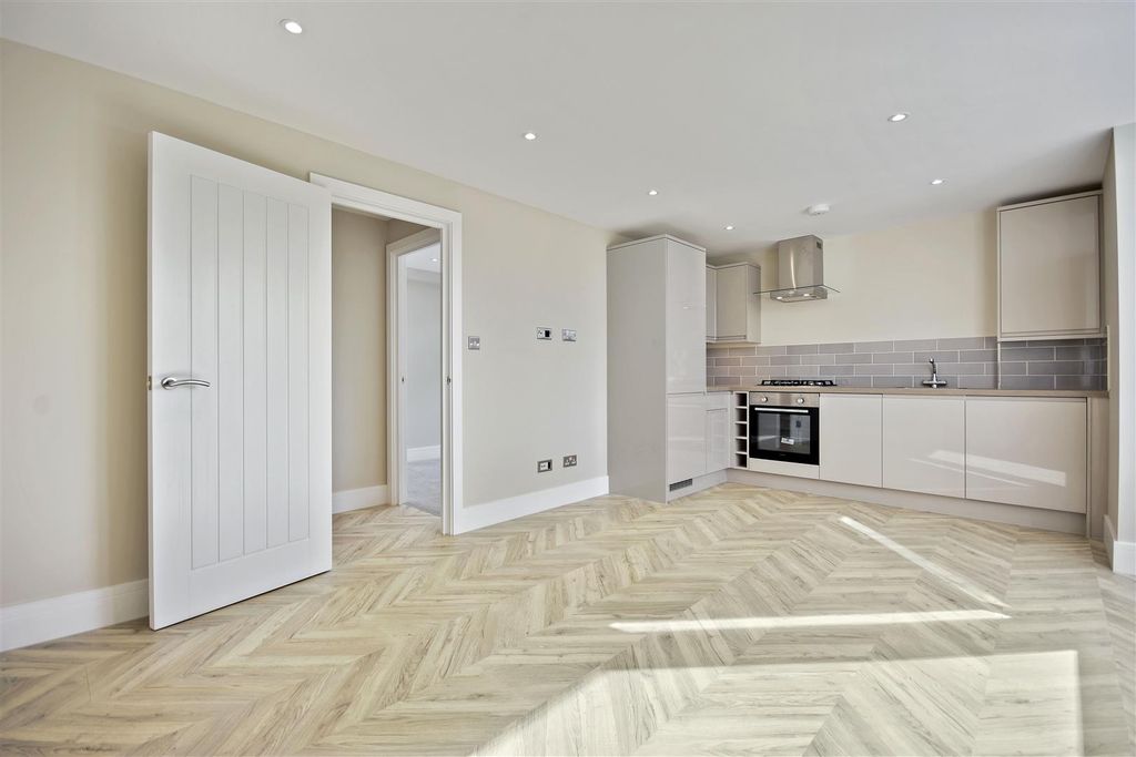 Property photo 1 of 8 Ar - Flat 5, Buckingham Place - Reception Angle3 (
