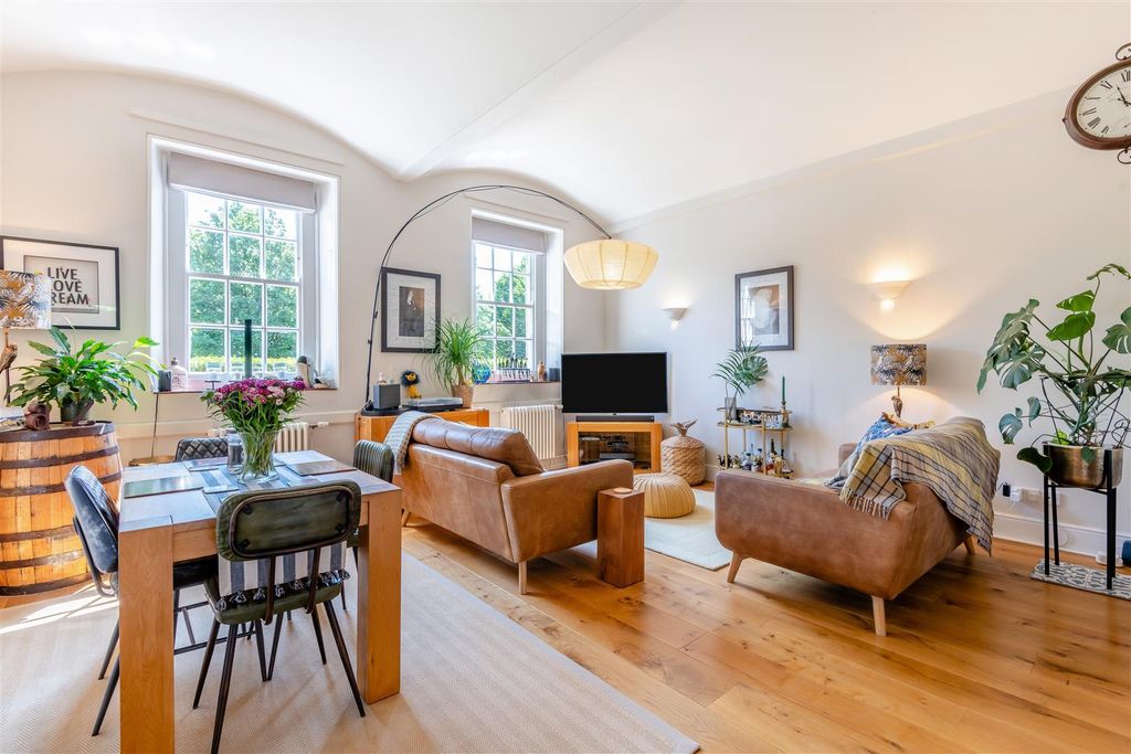 Property photo 2 of 18 8648552-Interior04.Jpg