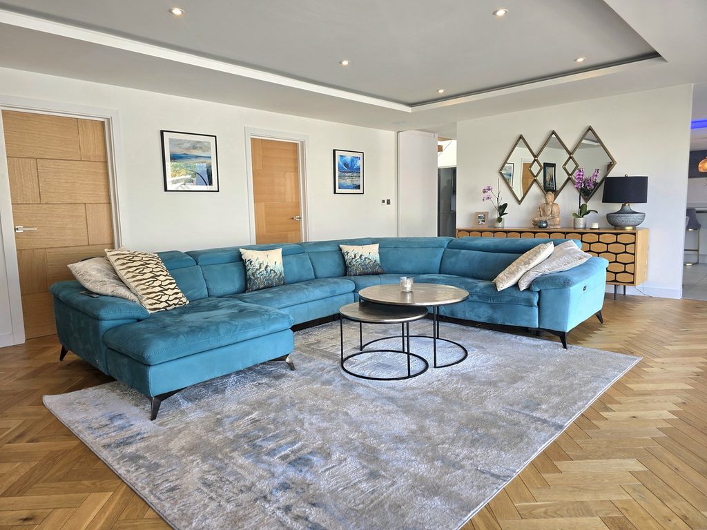 Property photo 3 of 42