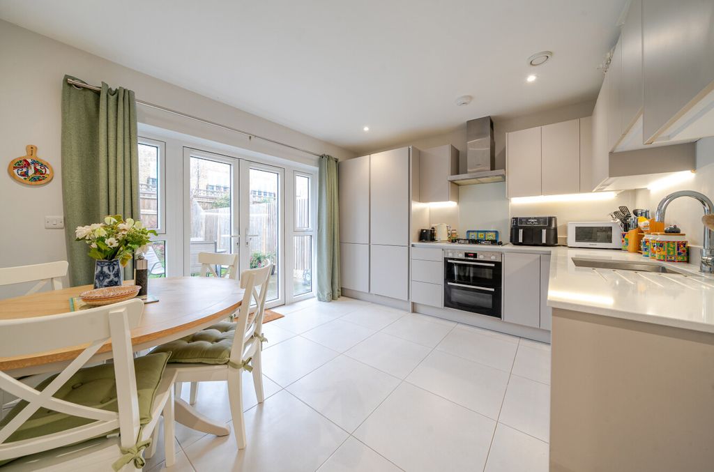 Property photo 3 of 12 1354130-9-68Ca8E2...