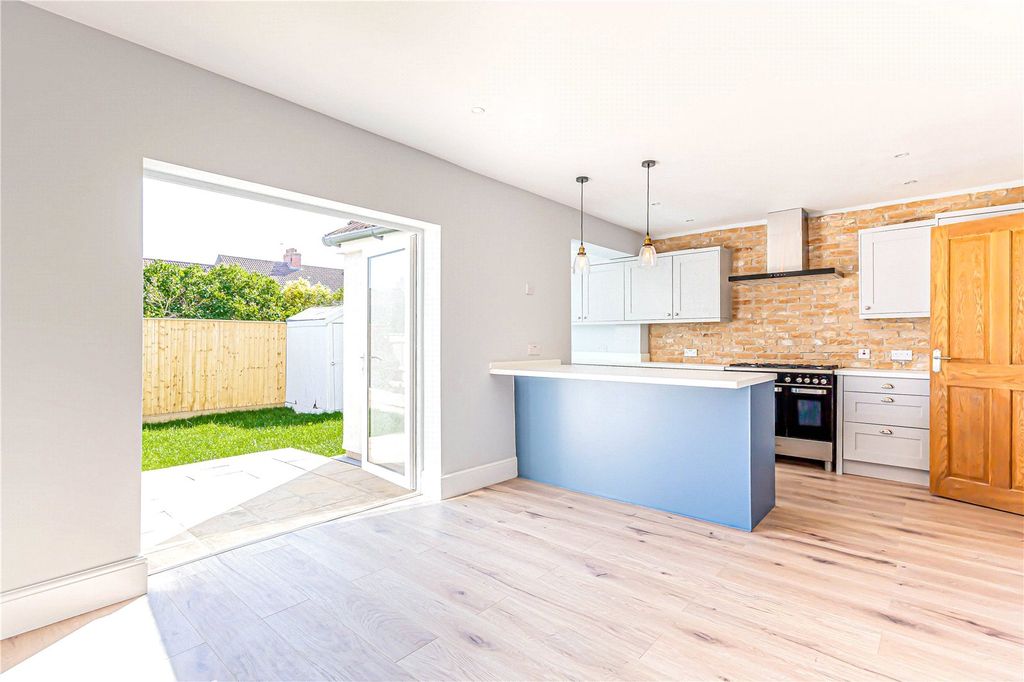 Property photo 2 of 13 Picture No. 17