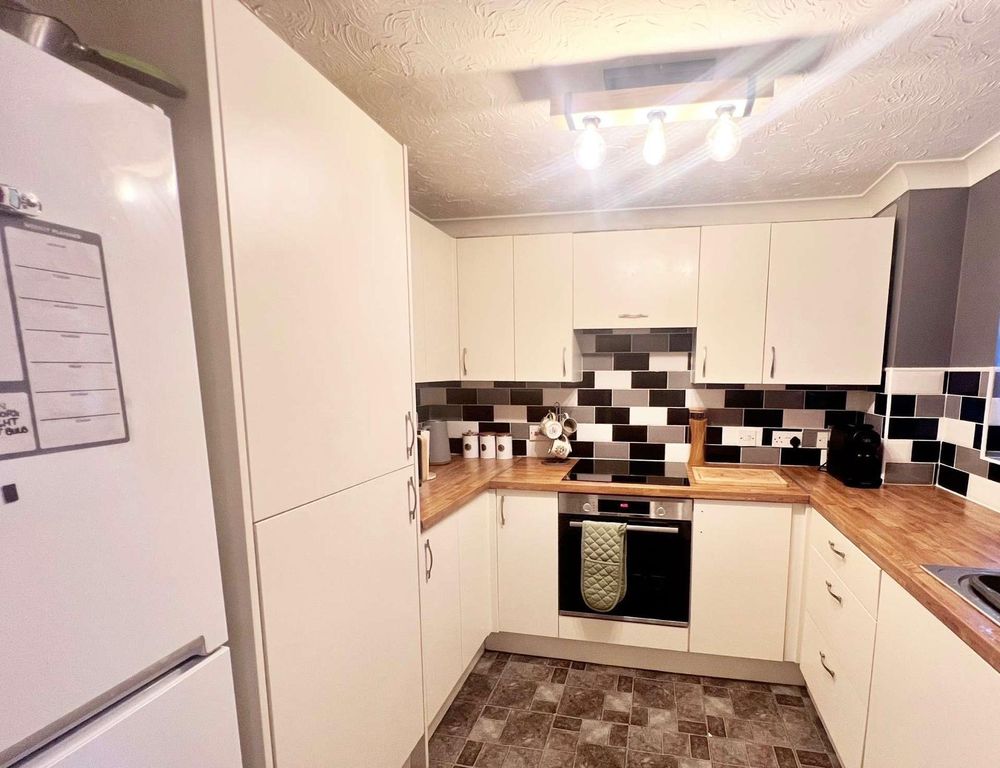 Property photo 2 of 6 Kitchen