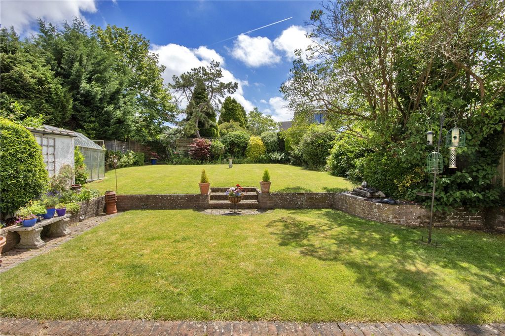 Property photo 2 of 11 Garden