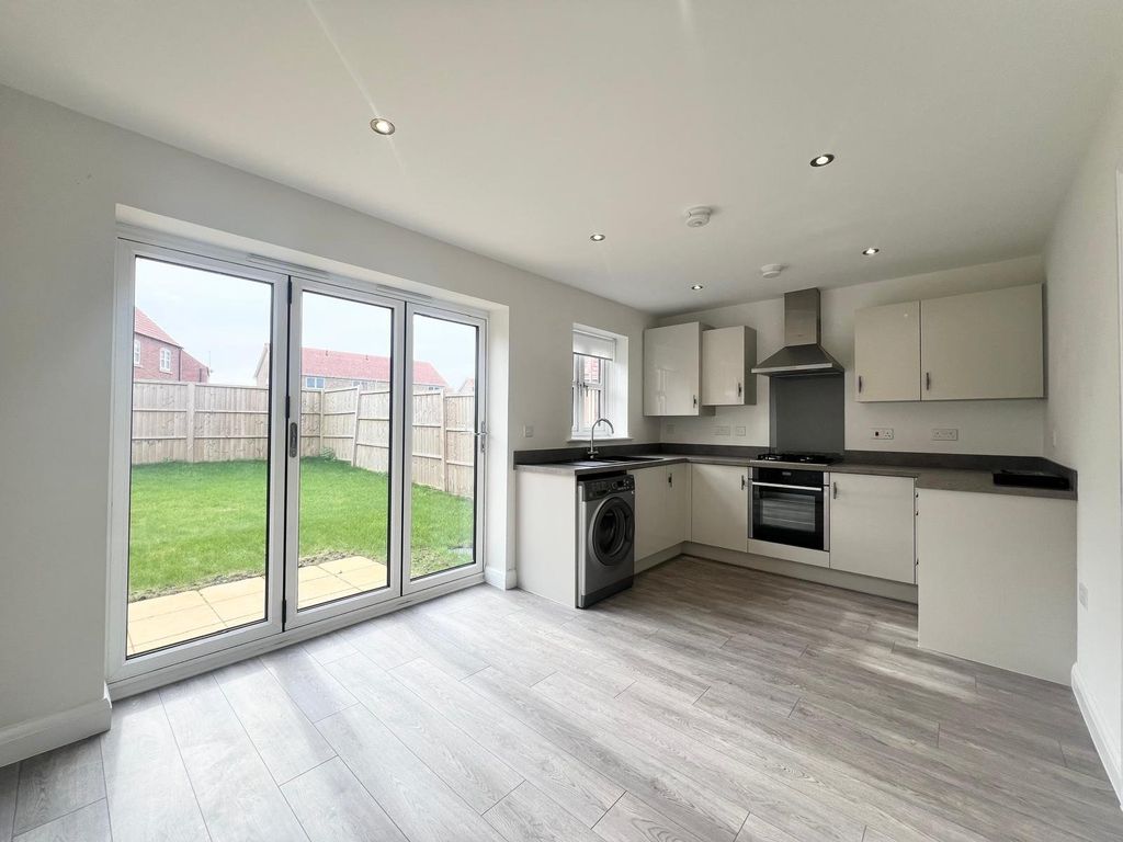 Property photo 3 of 10 Kitchen