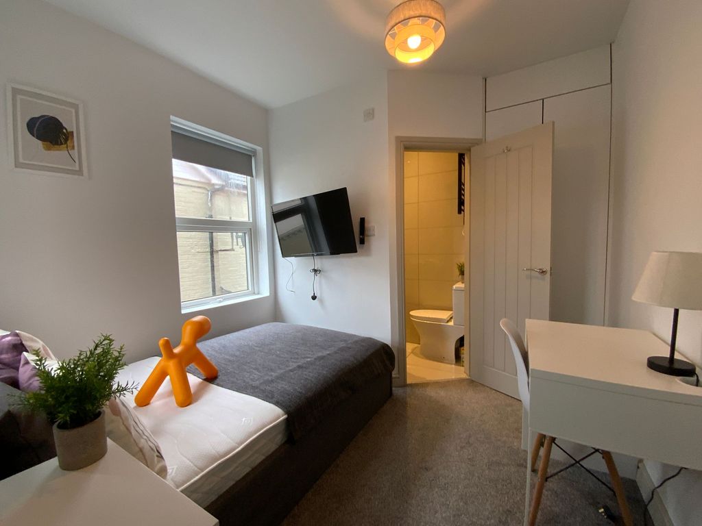 Property photo 2 of 9 Ensuite Bedroom 5