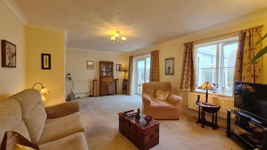 Property photo 3 of 19 Living Room