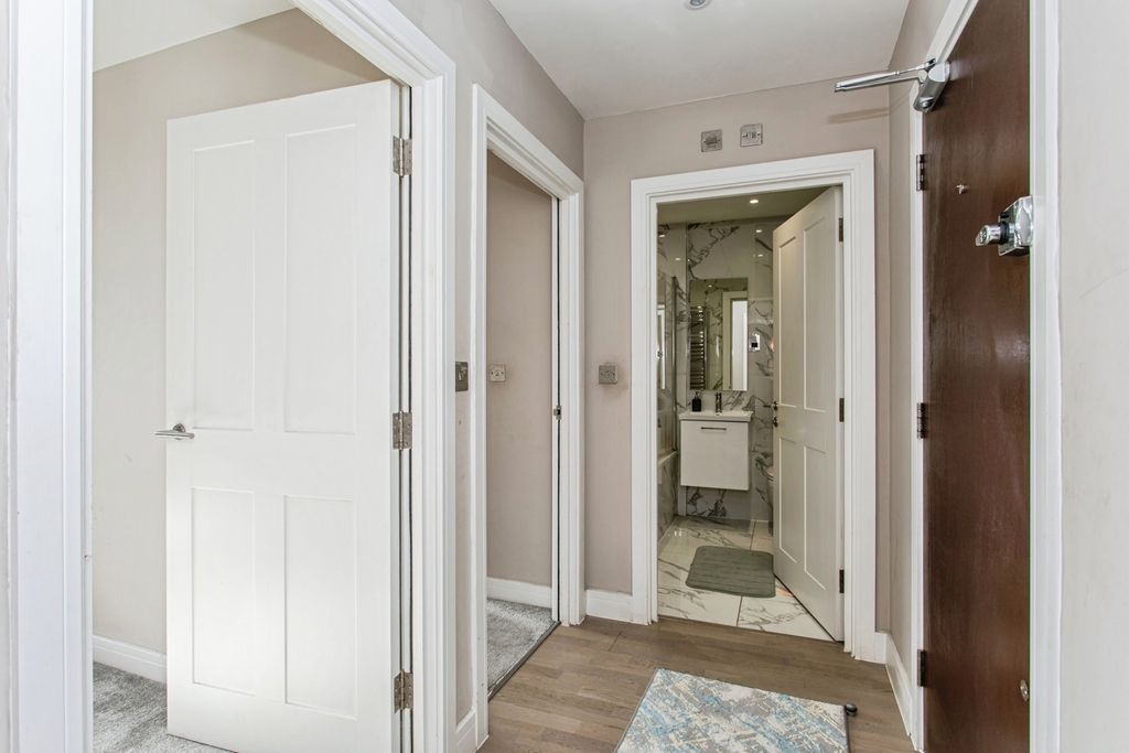 Property photo 2 of 20 Entrance Hall