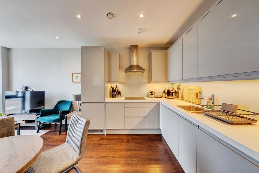 Property photo 2 of 18 A7S03129Hdr