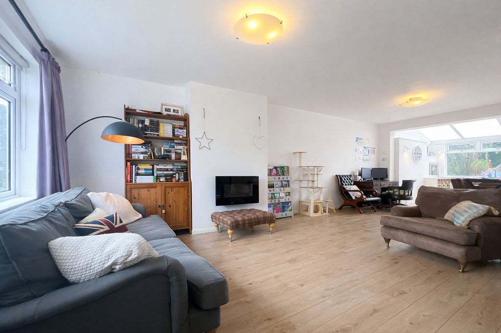 Property photo 3 of 11