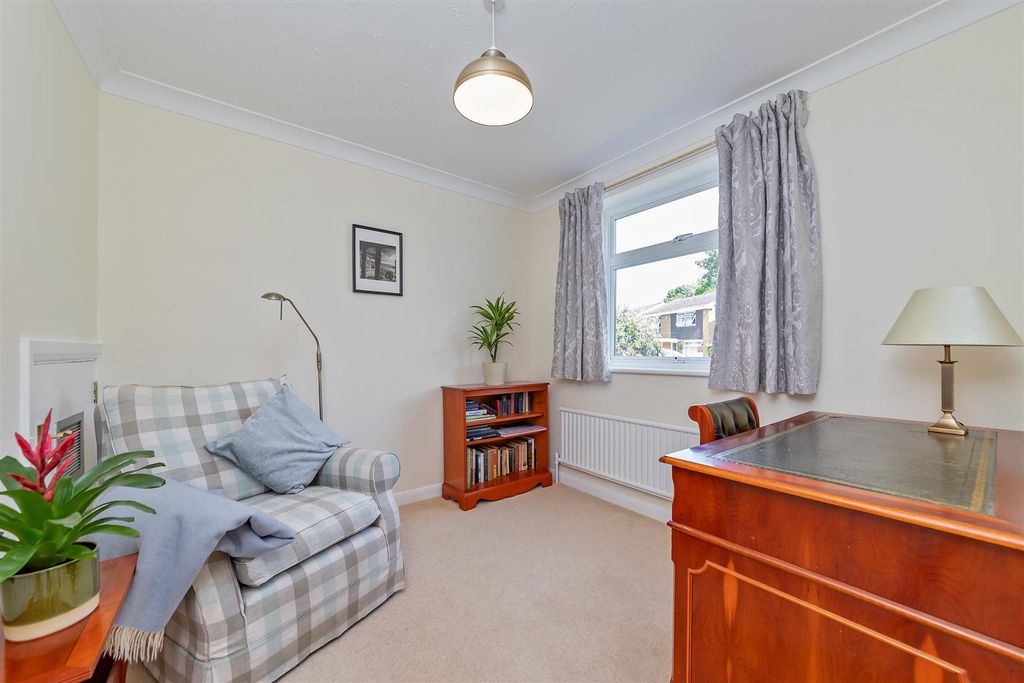 Property photo 3 of 19 15Lyndonmead-21.Jpg