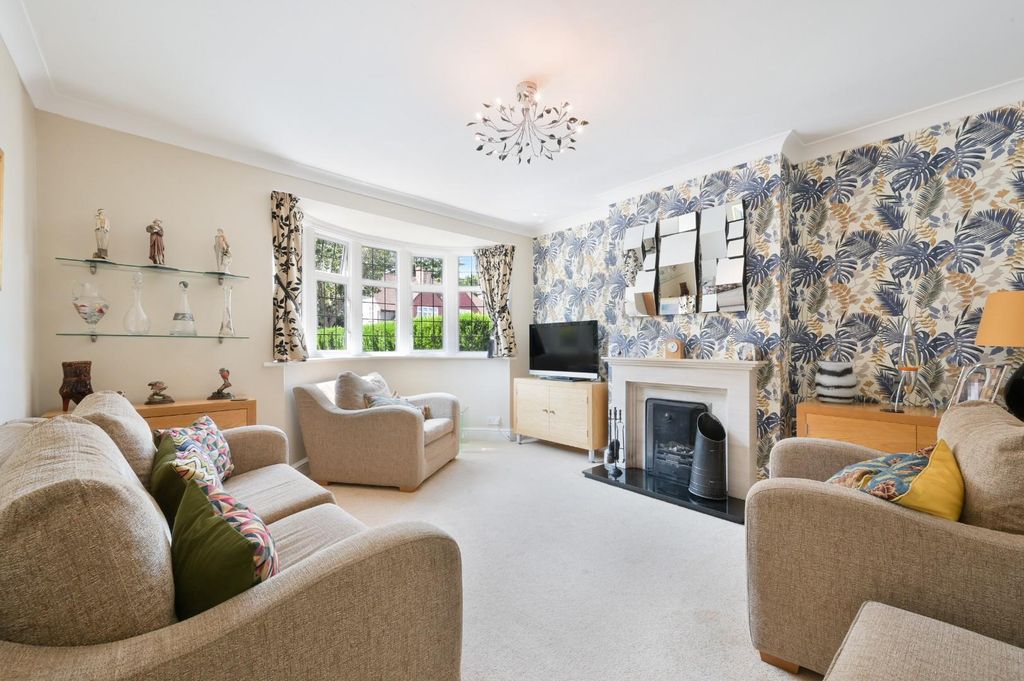Property photo 2 of 20 Ewell Park Way