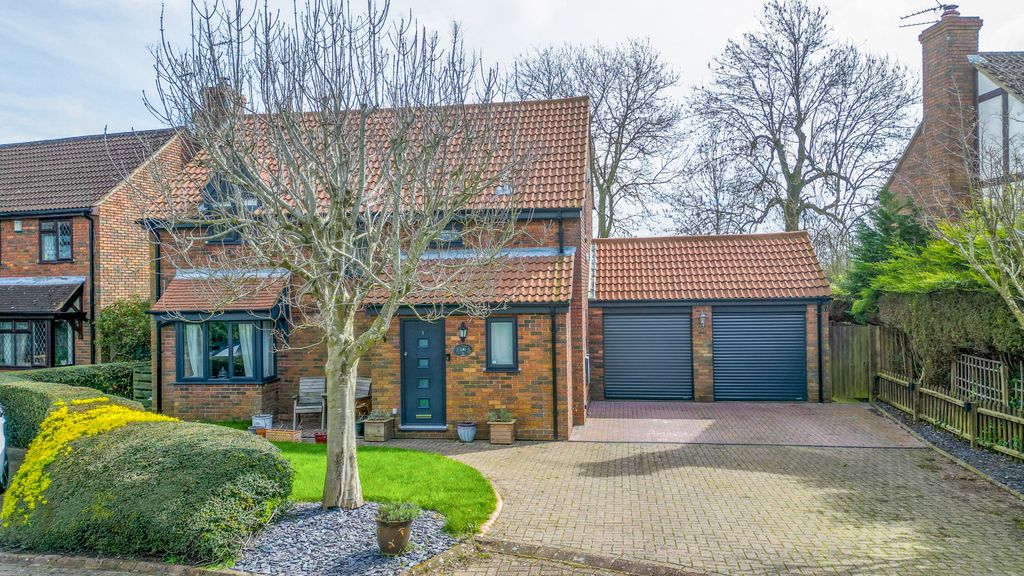 Property photo 1 of 28 Woodlands, Tebworth