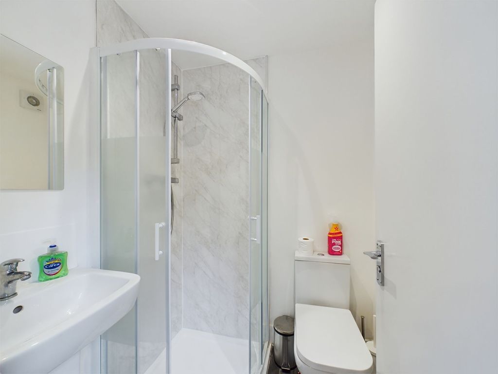 Property photo 3 of 9 Ensuite Room 2