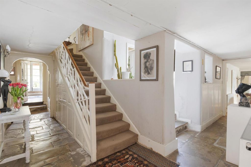 Property photo 3 of 23 Entrance Hall