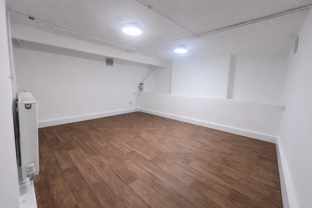 Property photo 3 of 6 Lounge / Bedroom (Basement)