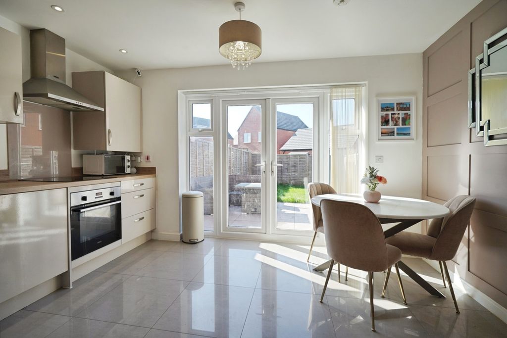 Property photo 3 of 18 Kitchen/Diner