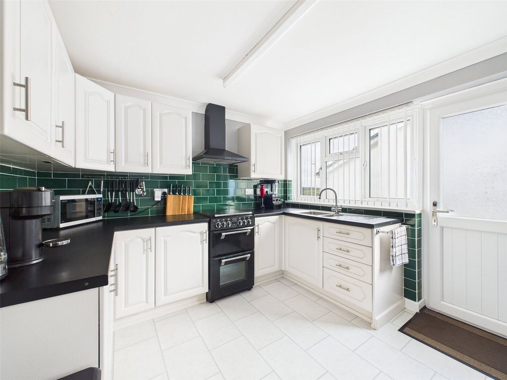 Property photo 3 of 10 Kitchen