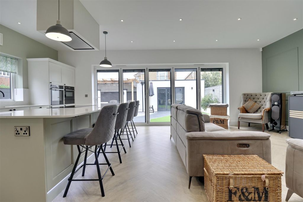 Property photo 3 of 40 Cde00817-De4A-4Feb-B00B-366D6B90Bb9C_1_201_A.Jpeg