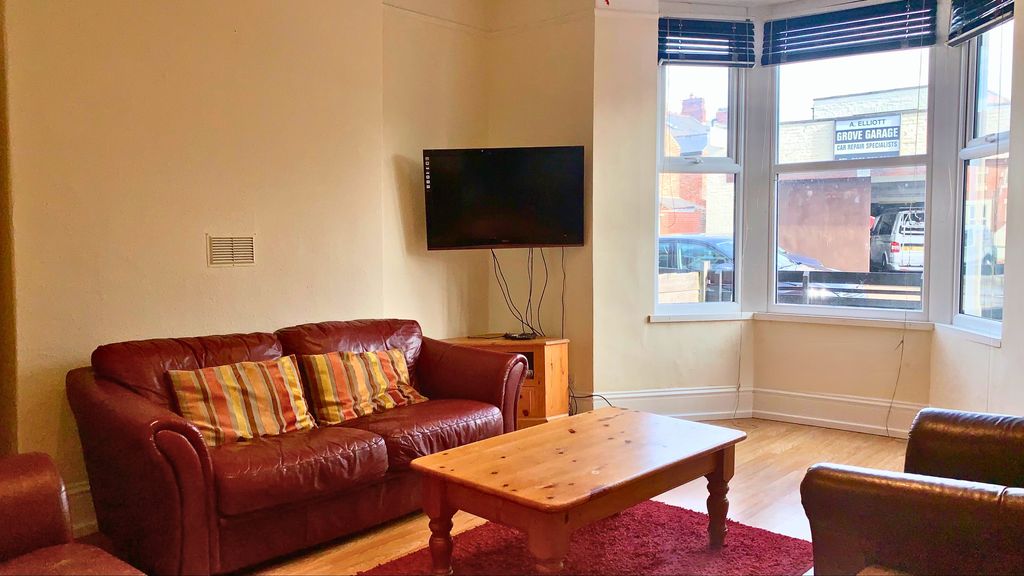 Property photo 2 of 14 Lounge 1