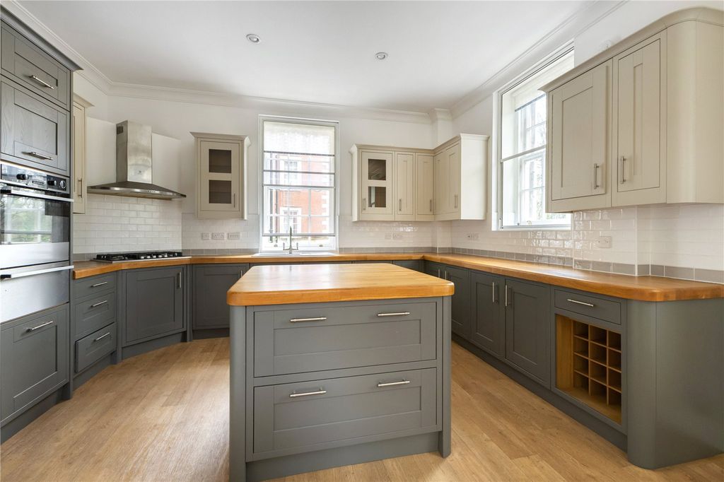 Property photo 2 of 9 Kitchen/Breakfast