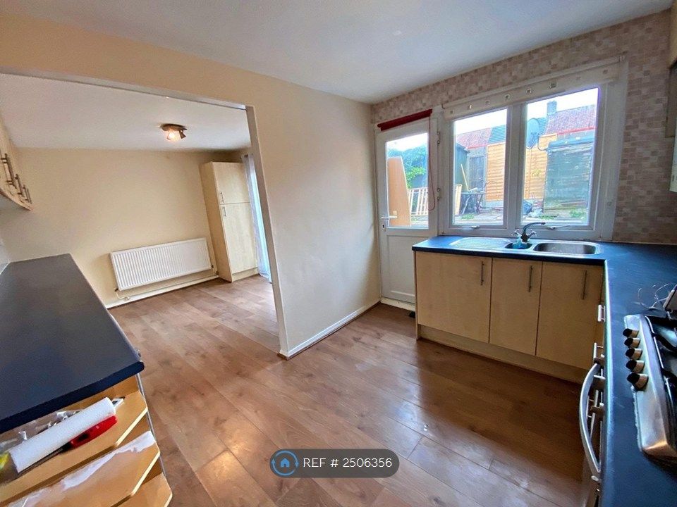 Property photo 3 of 11 Kitchen