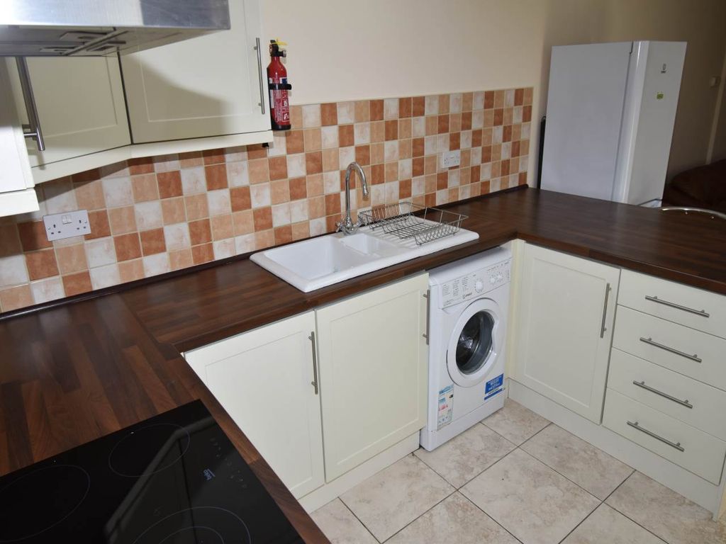 Property photo 3 of 8 Kitchen 2