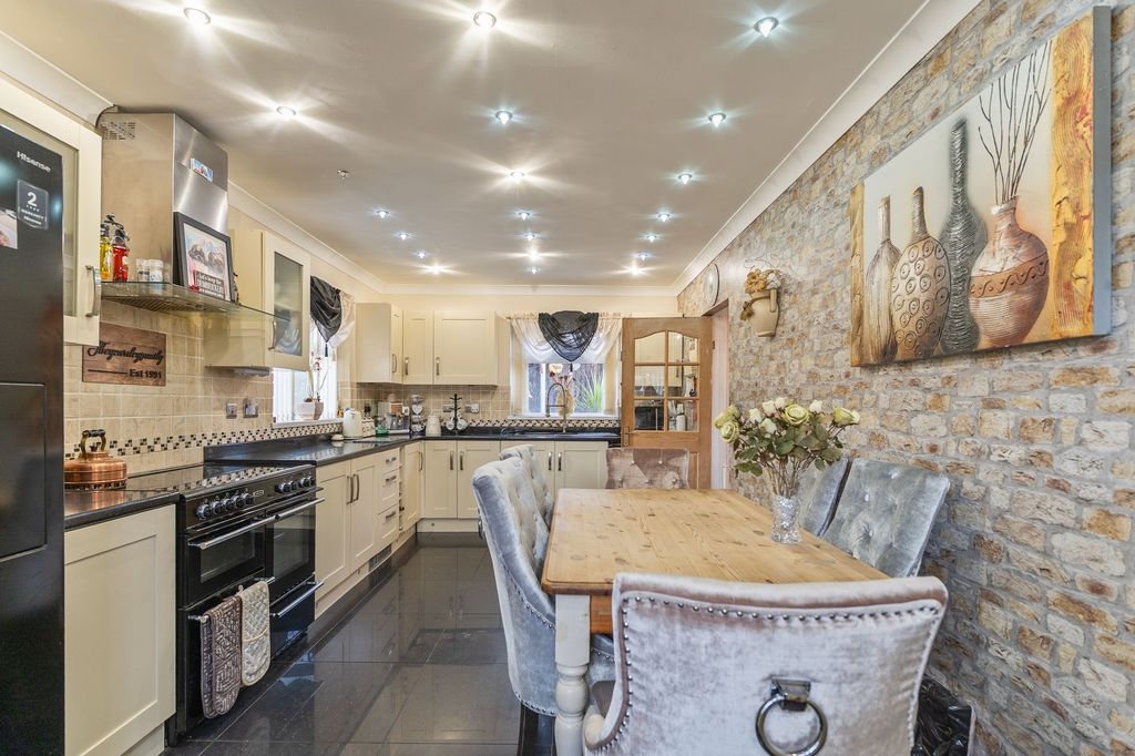 Property photo 3 of 26