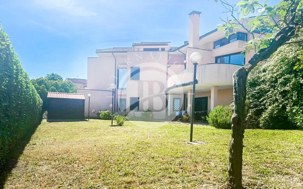 Property photo 2 of 36