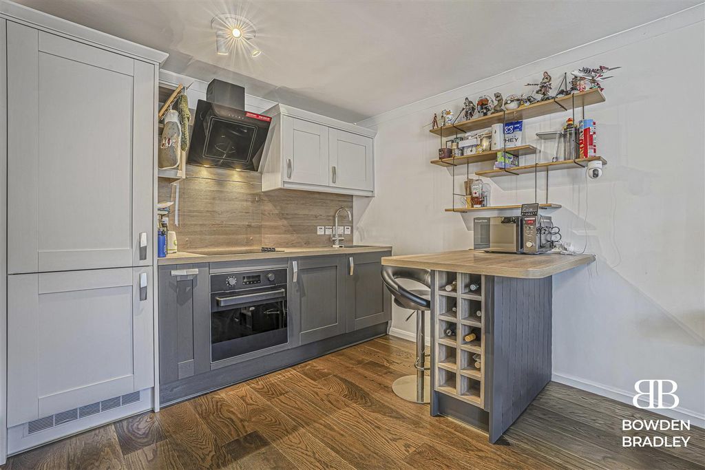 Property photo 1 of 11 Living Room/Kitchen