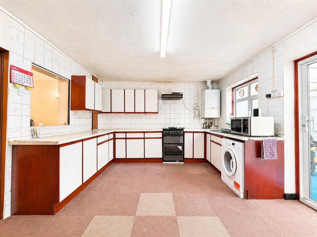 Property photo 3 of 11 Kitchen