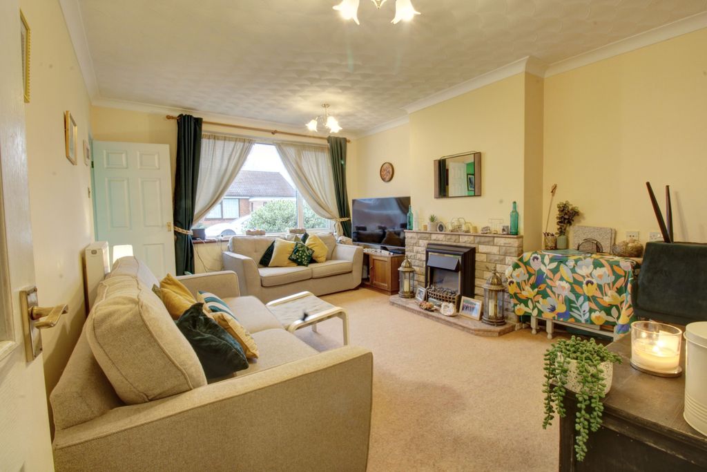 Property photo 2 of 13 Lounge 1