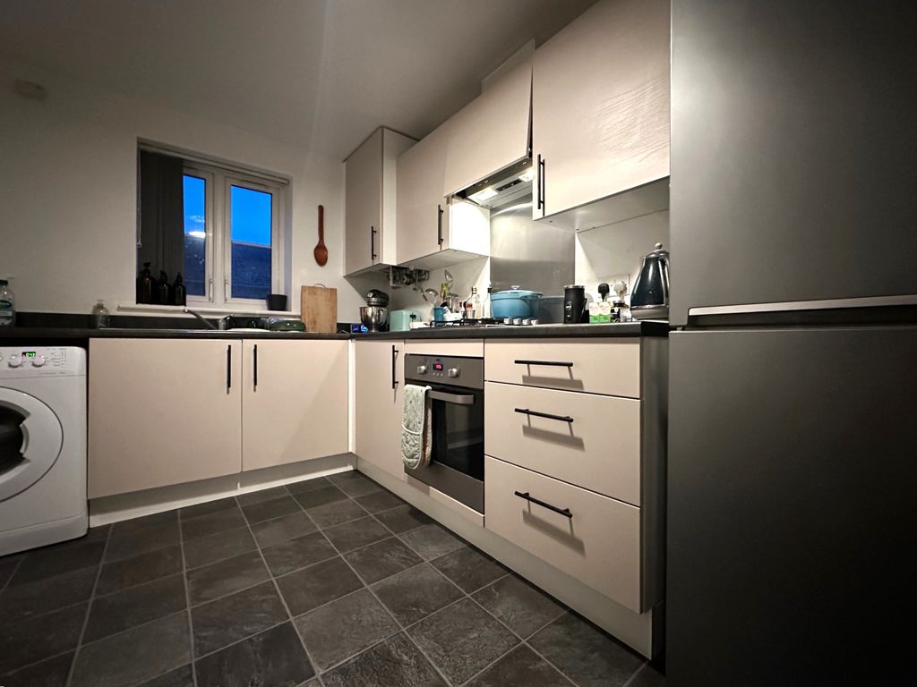 Property photo 3 of 10 Kitchen
