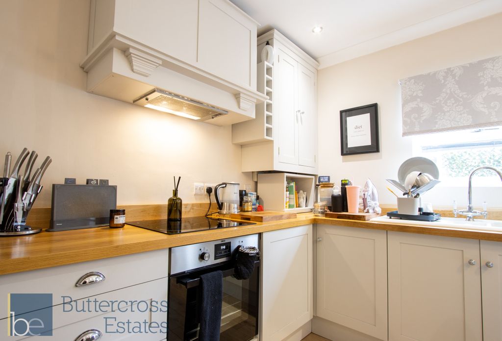 Property photo 2 of 10 Kitchen