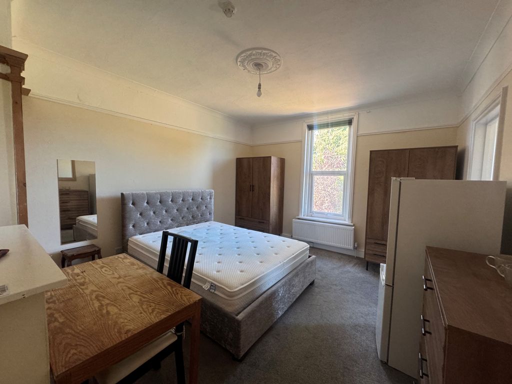 Property photo 2 of 12 1