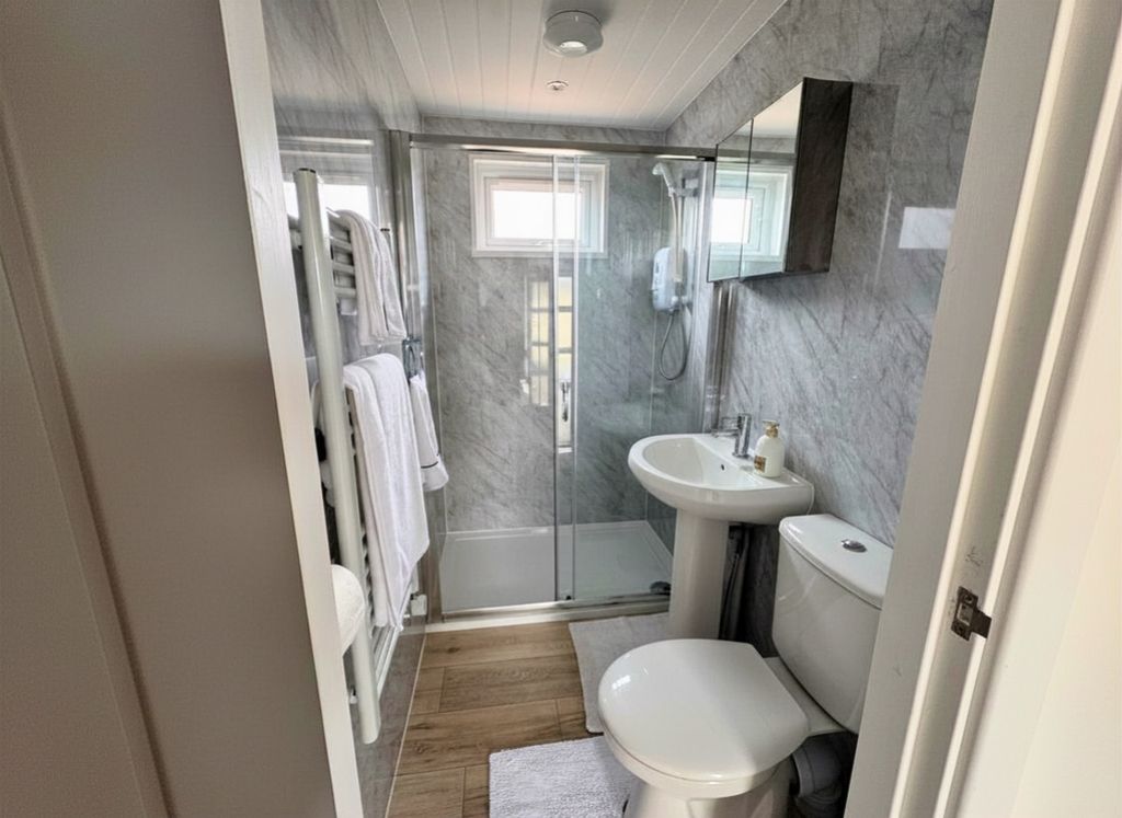 Property photo 3 of 12 2 Bed Shower 1B