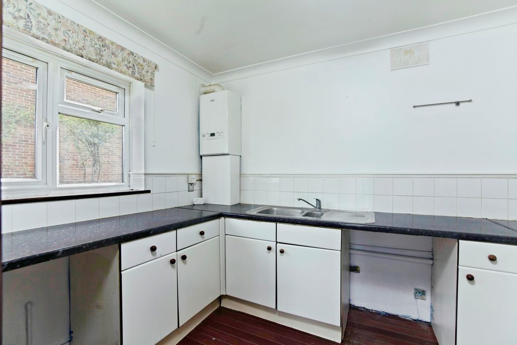 Property photo 3 of 17 Kitchen