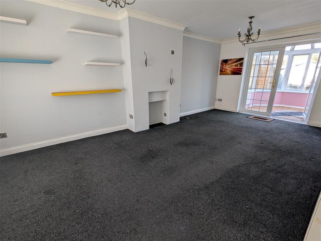 Property photo 3 of 11 Lounge