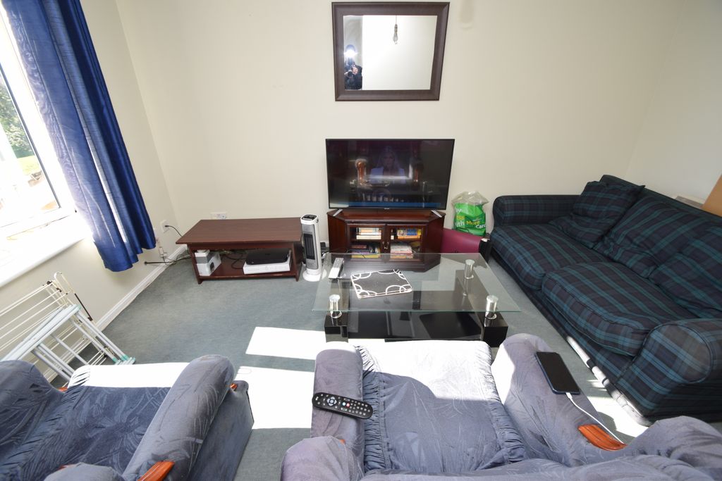 Property photo 3 of 9 Lounge 2