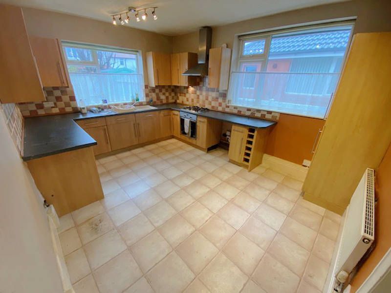 Property photo 2 of 19 Dining Kitchen