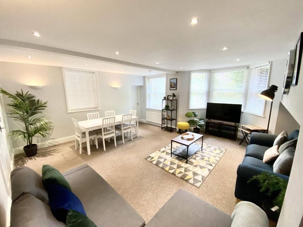 Property photo 1 of 13 Lounge 3.Jpg