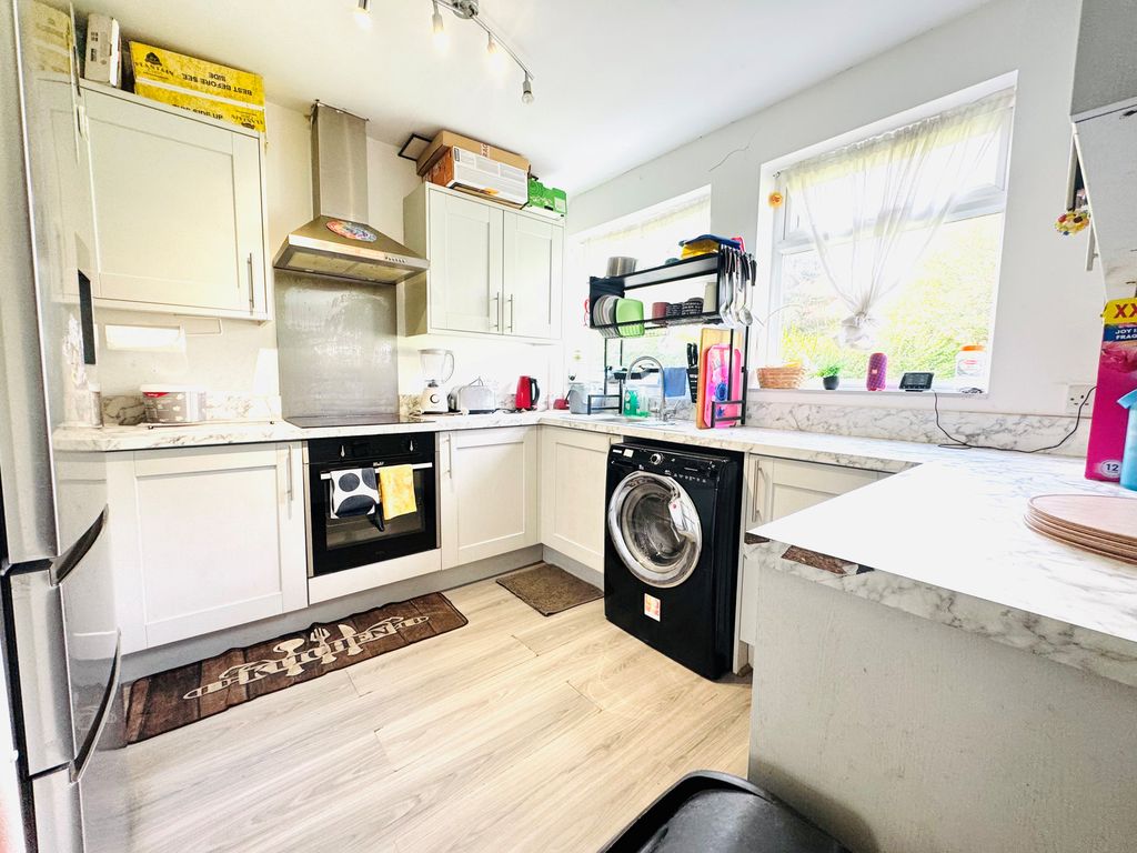 Property photo 2 of 10 Kitchen